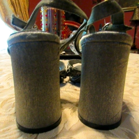 🩶 Awesome Vtg 90's Silver Metallic Floral Brocade Strappy Platform Heels - 7.5M - Picture 7 of 16